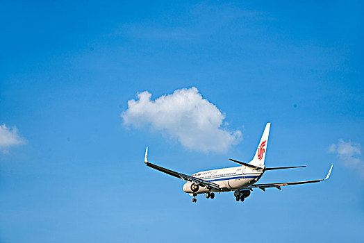 中国国际航空的飞机正降落重庆江北机场
