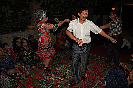 传统维吾尔族麦西来普