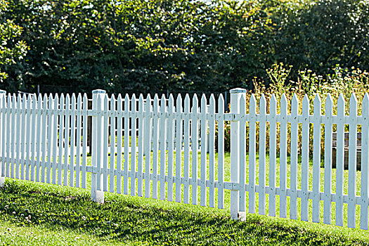 白围栏,花园,夏天