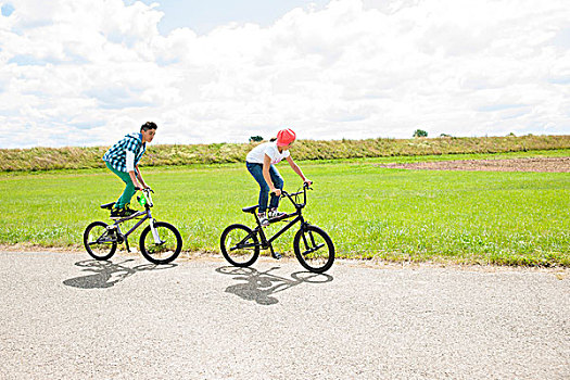 两个,男孩,骑自行车