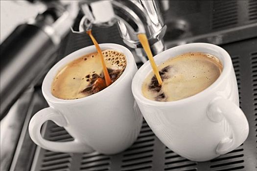 两个,意式特浓咖啡杯,下面,浓缩咖啡机