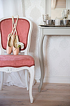 芭蕾舞鞋,椅子,粉色,天鹅绒,遮盖,靠近,桌子,弯曲,腿