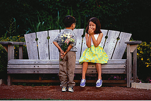 男孩,给,花束,女孩,坐,公园长椅