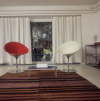 两个,现代,椅子,正面,窗户,帘
