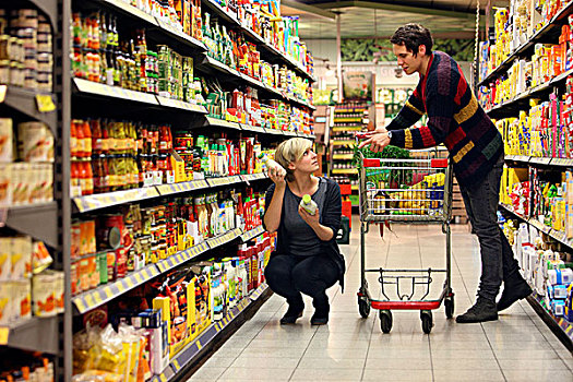 年轻,伴侣,食物杂货,购物,超市,架子,多样,商品,食物,德国,欧洲