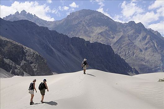 游客,远足,上方,沙丘,河,山谷,印度,喜马拉雅山