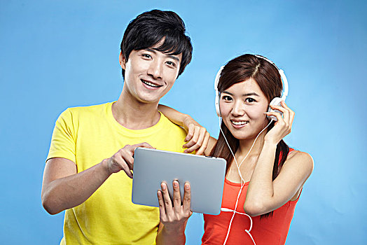 亚洲青年情侣使用电脑娱乐
