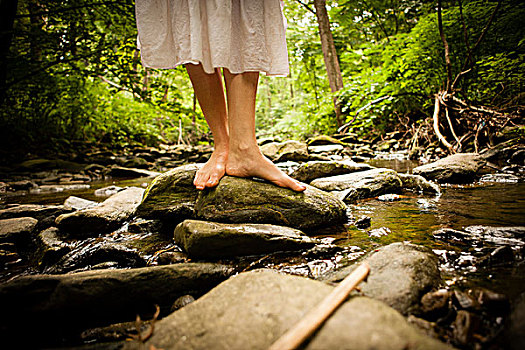 赤脚,中年,女人,穿,白色长裙,平衡性,岩石上,河床