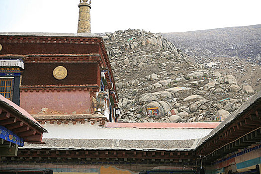 西藏哲蚌寺内屋顶的建筑