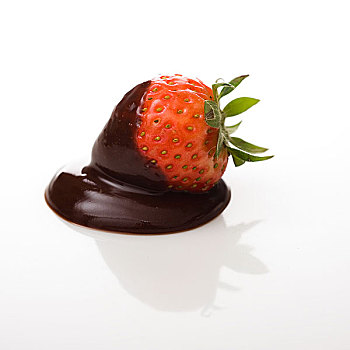 新鲜,草莓,遮盖,黑巧克力,上方,白色背景
