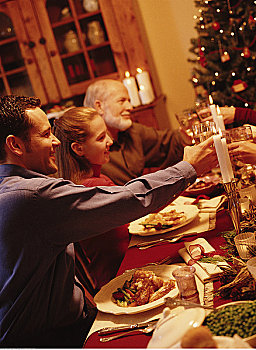 家庭,祝酒,葡萄酒,玻璃杯,圣诞晚餐,桌子