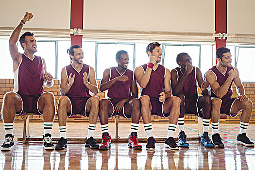 兴奋,篮球手,坐,长椅,球场