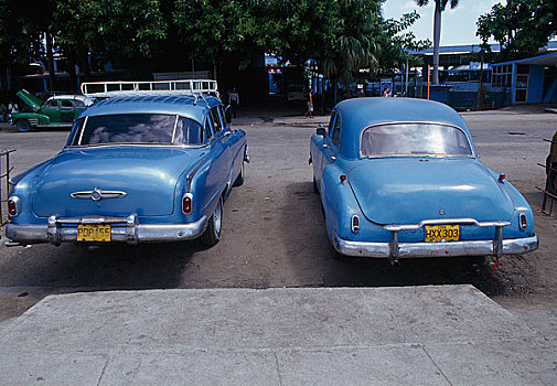 两个,老爷车,停放,并排,古巴