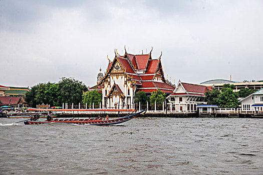 泰国曼谷湄南河西岸的寺院