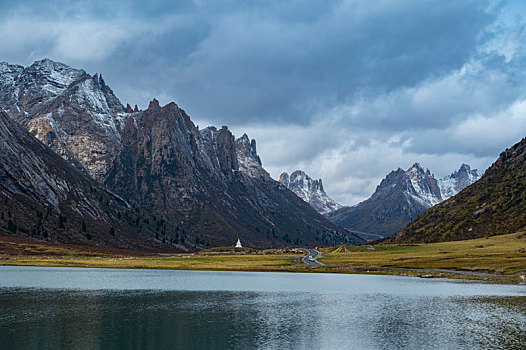 高原上的高山与湖泊