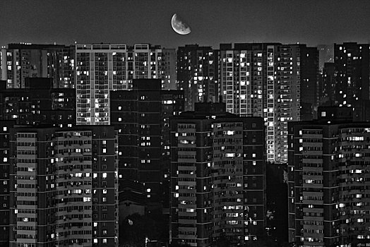 夜晚月光中的城市灯火