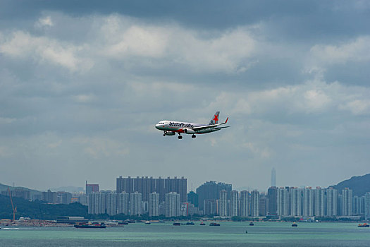 一架越南捷星太平洋航空的客机正降落在香港国际机场