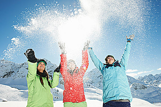 女性朋友,投掷,雪,半空,奥地利