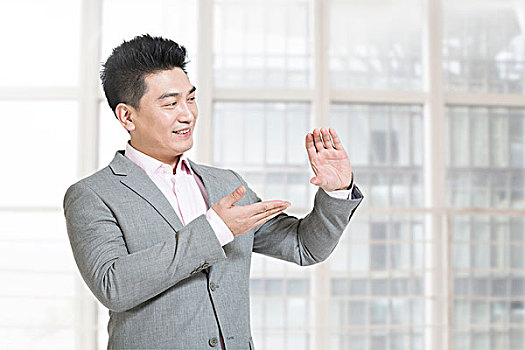 中年商務男士做手勢