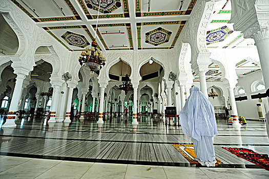 indonesia,sumatra,banda,aceh,women,with,veil,praying,at,baiturrahman,grand,mosque,mesjid,raya