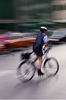 模糊,女性,警察,骑,自行车,街上,多伦多,安大略省,加拿大