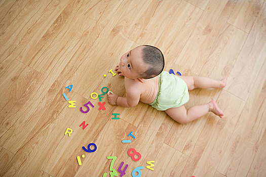 在地板上玩耍的婴儿