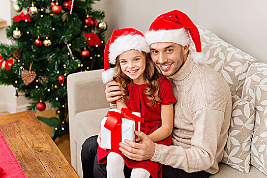 家庭,圣诞节,圣诞,冬天,高兴,人,概念,微笑,父亲,女儿,圣诞老人,帽子,拿着,礼盒