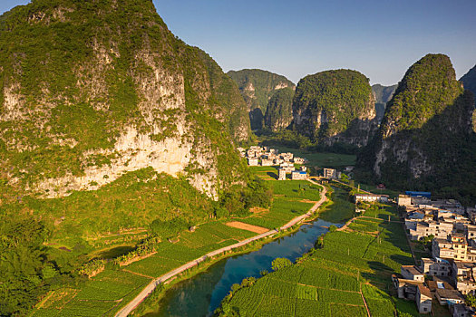 广西河池都安吞榜,九顿天窗景观和一条会开花的河