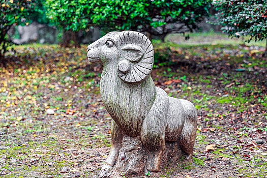 公园内生肖羊石头雕塑
