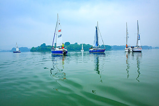 江苏,南京,玄武湖,南京玄武湖,帆船,比赛,雨,湖面,帆影,湖泊,水,湖,倒影,阴天,天空,高楼,城市