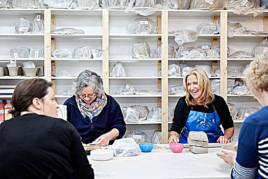 群体,四个女人,交谈,一起,工作,罐,陶器,工作室