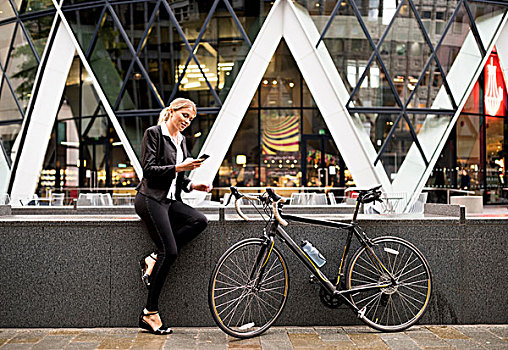 职业女性,自行车,户外,瑞士再保险塔,伦敦,英国