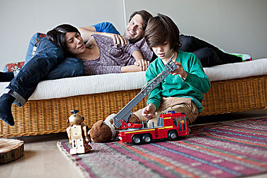 男孩,玩,玩具,母亲,父亲,躺着,沙发,背景