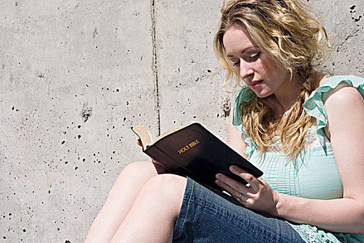 女青年,读,圣经
