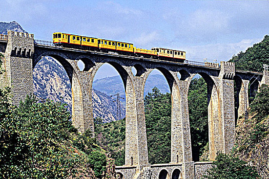 法国,朗格多克-鲁西永大区,黄色,列车,桥,山谷