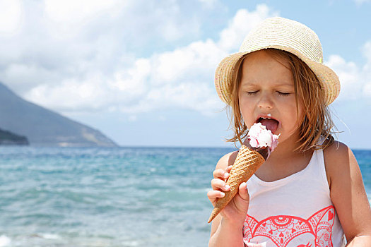 女孩,吃,冰淇淋蛋卷,海滩,西西里,意大利