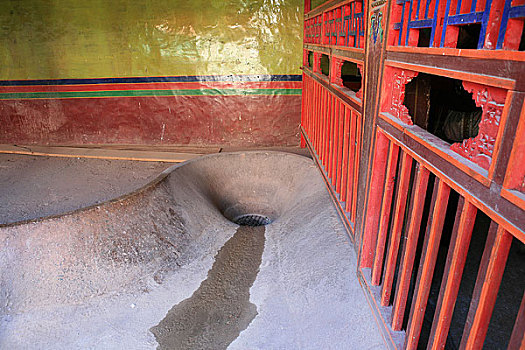 西藏拉萨布达拉宫内的排水道
