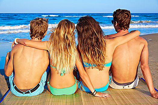 朋友,群体,情侣,坐,海滩,沙子,后视图,背影,看,海洋