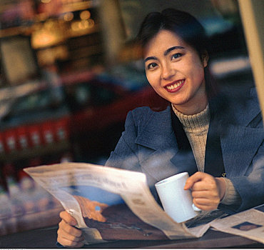 肖像,职业女性,拿着,报纸,大杯,咖啡