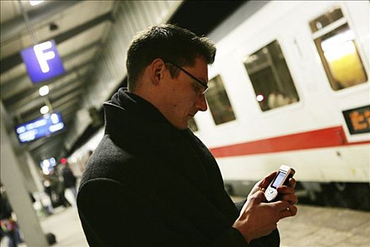 德国,男人,手机,站台,火车站