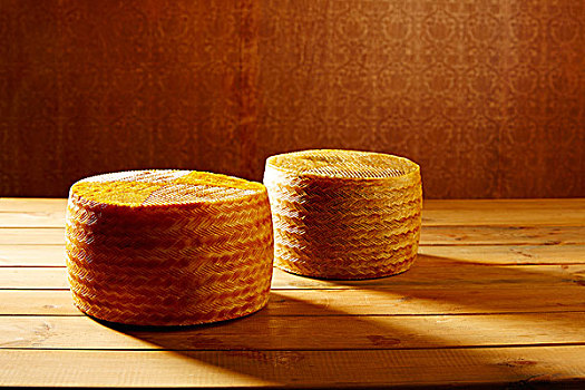 曼彻格奶酪,奶酪,西班牙,木桌子,两个