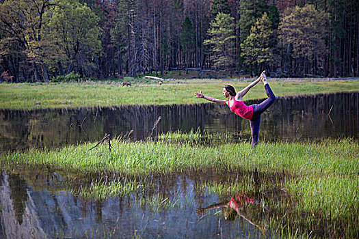 女人,练习,瑜珈,树,姿势,湖,优胜美地国家公园,加利福尼亚,美国