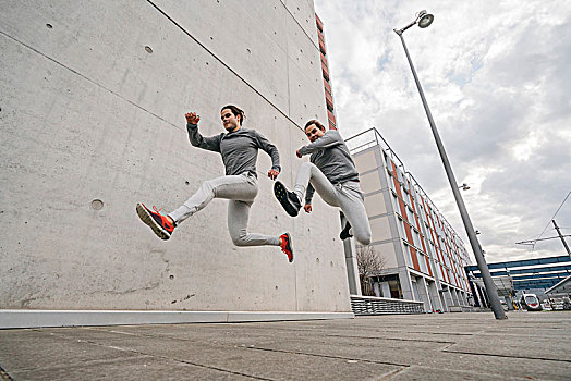 年轻人,男性,双胞胎,跑步,跑,跳跃,半空,城市,人行道