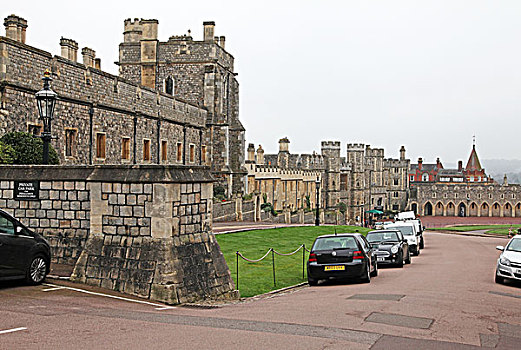 温莎堡下区主要是城堡的出入口,下区有两座教堂,圣乔治教堂和艾伯特纪念教堂,右侧远处是艾伯特纪念教堂