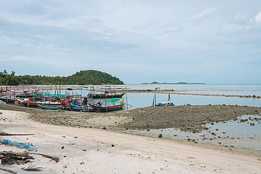 泰国苏梅岛海岛沙滩与渔船