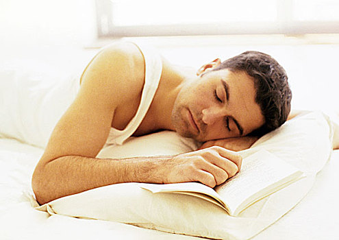 男人,卧,床上,手,书本,闭眼