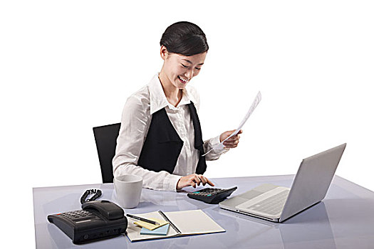正在办公室用笔记本电脑工作的商务女性