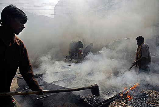 孟加拉,白天,劳工,工作,热闹街道,城市,燃烧,木头,道路,修理,空气污染,户外,建筑,达卡,二月,2007年