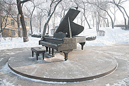哈尔滨太阳岛上的钢琴雕塑