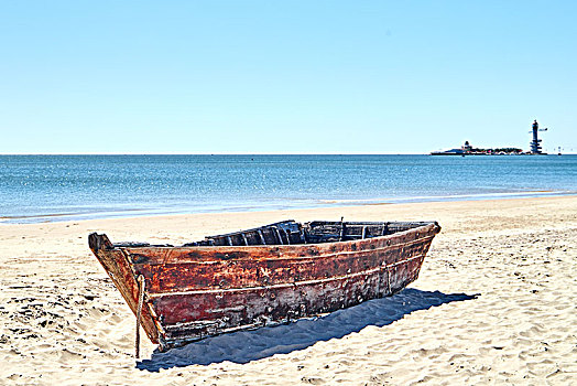 河北秦皇岛的海滩上停靠的小船